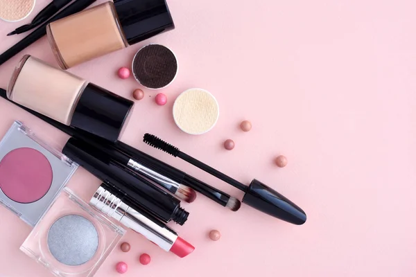 Cepillo de maquillaje y cosméticos decorativos en un fondo rosa pastel — Foto de Stock