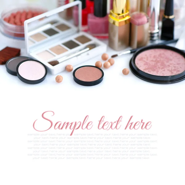 Conjunto de cosméticos decorativos: pó, batons, escova, blush, olho — Fotografia de Stock
