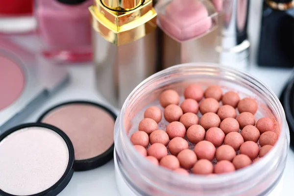 Close-up rouge ballen in in het vak. Decoratieve cosmetica en toebehoren voor make-up op tafel — Stockfoto