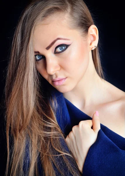 Egy gyönyörű fiatal nő, hosszú haj, a fekete háttér portréja — Stock Fotó