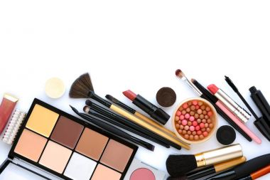 Beyaz arka planda makyaj fırçası ve dekoratif kozmetik. 