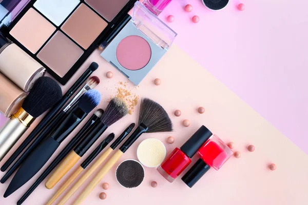 Make-up Pinsel und dekorative Kosmetik auf rosa Hintergrund mit leeren Raum — Stockfoto