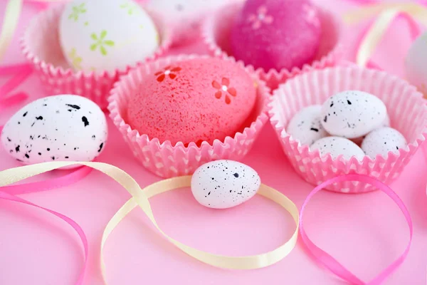 Fondo festivo de Pascua con huevos y cintas — Foto de Stock