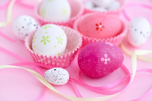 Fondo festivo con huevos y cintas de Pascua — Foto de Stock