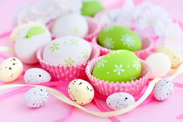 Festive background with easter eggs and ribbons — Stock Photo, Image