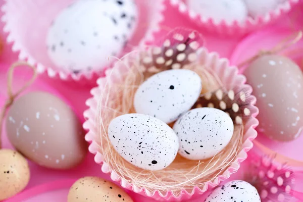 Feestelijke Pasen achtergrond met eieren en linten — Stockfoto