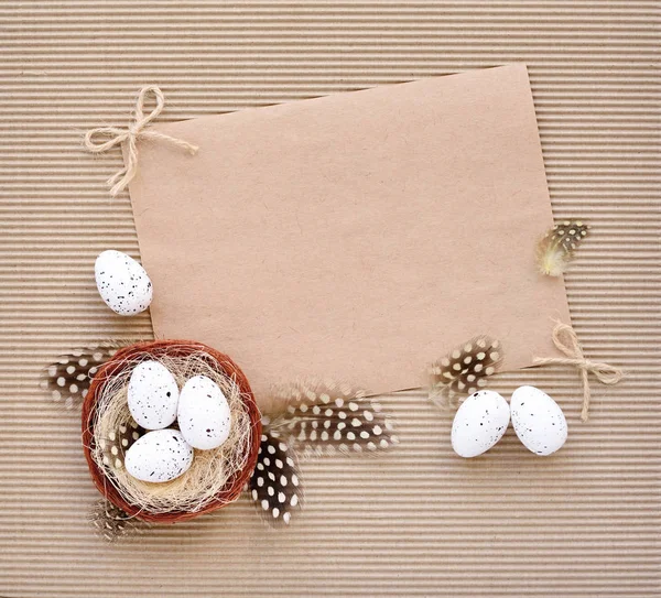 Fondo festivo de Pascua con huevos con espacio vacío para sus saludos — Foto de Stock