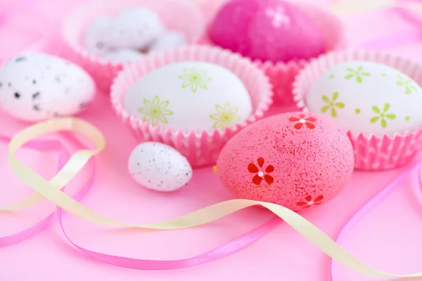 Fondo festivo con huevos y cintas de Pascua — Foto de Stock