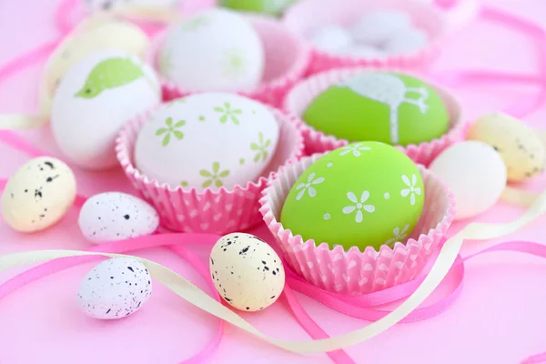 Fond festif avec des œufs de Pâques et des rubans — Photo