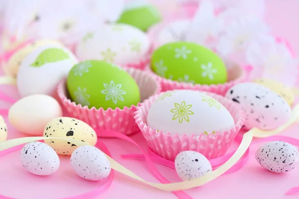 Εορταστική φόντο με Πασχαλινά αυγά και κορδέλες — Φωτογραφία Αρχείου