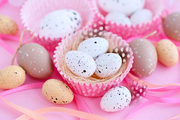 Εορταστικό Πάσχα φόντο με αυγά και κορδέλες — Φωτογραφία Αρχείου