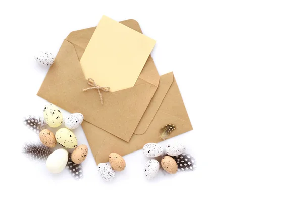 Feestelijke Pasen achtergrond met eieren met enveloppen voor uw groeten — Stockfoto