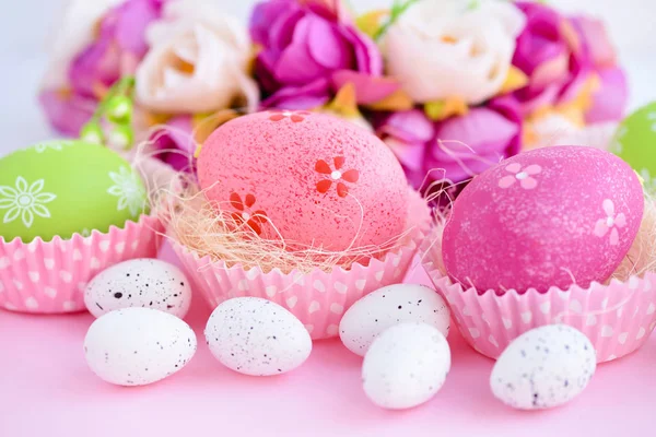 Huevos de Pascua sobre fondo rosa. Fondo festivo — Foto de Stock