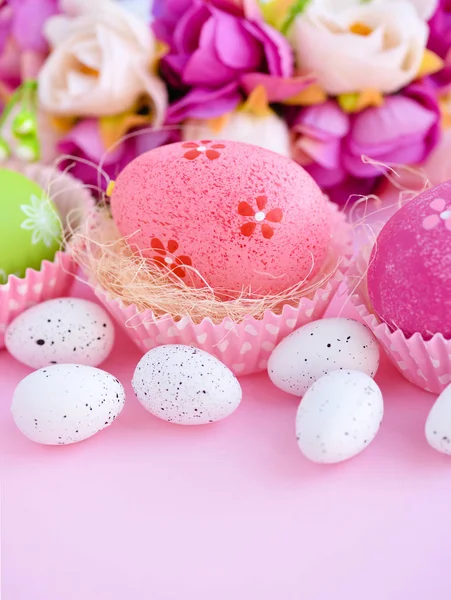 Huevos de Pascua sobre fondo rosa. Fondo festivo — Foto de Stock