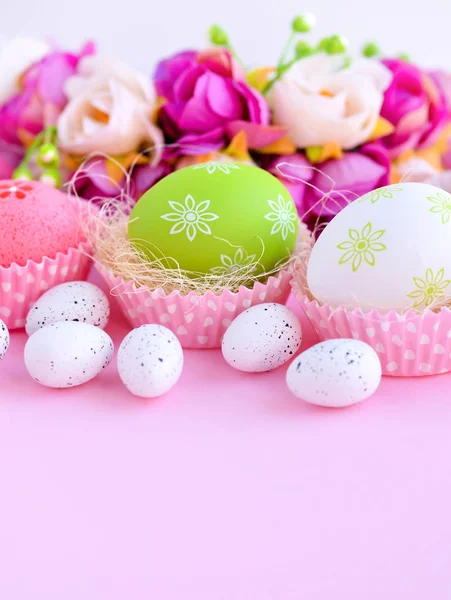 Velikonoční vajíčka na růžovém pozadí. Slavnostní pozadí — Stock fotografie