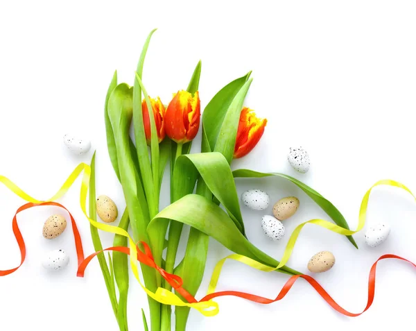 Œufs de Pâques avec des tulipes sur fond blanc. Vue du dessus . — Photo