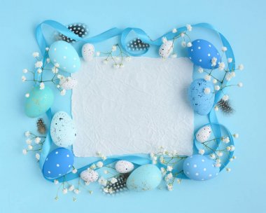 Mavi bir arka plan üzerinde yumurta. Yukarıdan görünüm, metin alanı olan bir kağıda. 