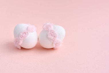 Boş alan pembe bir zemin üzerine yumurta. Paskalya kartı