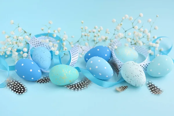 Ovos de Páscoa em um fundo azul. Fundo de Páscoa festiva — Fotografia de Stock