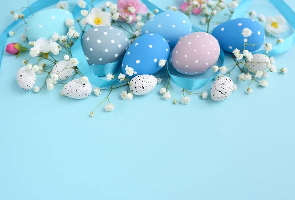 Ovos de Páscoa em um fundo azul. Fundo de Páscoa festiva — Fotografia de Stock