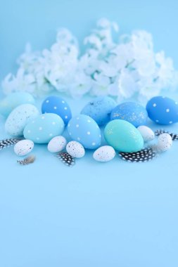 Paskalya yumurtaları boş alanı ile mavi arka plan üzerinde. Paskalya kartı