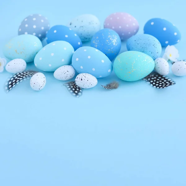 Velikonoční vajíčka na modrém podkladu s prázdné místo. Velikonoční přání — Stock fotografie