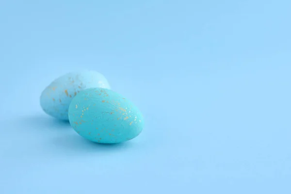 Easter eggs on blue background with empty space — Stock Photo, Image
