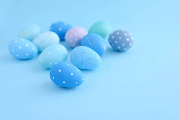 Easter eggs on blue background with empty space — Stock Photo, Image