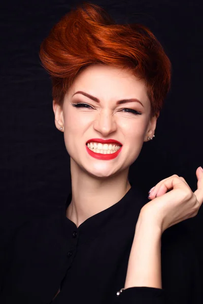 Egy gyönyörű fiatal vörös hajú nő, rövid haj, sötét háttér előtt portréja — Stock Fotó