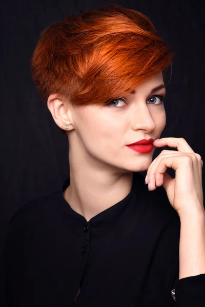 Egy gyönyörű fiatal vörös hajú nő, rövid haj, sötét háttér előtt portréja — Stock Fotó
