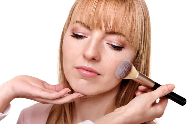 Proceso de hacer maquillaje. Maquillaje artista que trabaja con cepillo en la cara del modelo — Foto de Stock