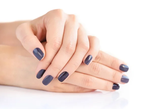 Gros plan des mains d'une jeune femme avec une manucure sombre sur les ongles — Photo