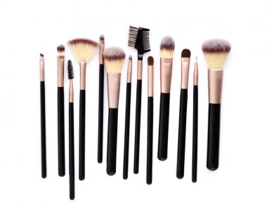 Temel profesyonel makyaj fırçaları kümesini beyaz arka plan üzerinde gölgeler ile izole