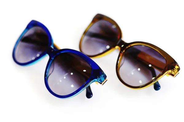 Elegantes gafas de sol para mujer sobre fondo blanco —  Fotos de Stock