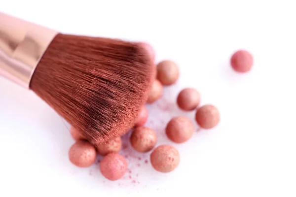 Kosmetiska pulver bollar och makeup borste, isolerad på vit bakgrund — Stockfoto