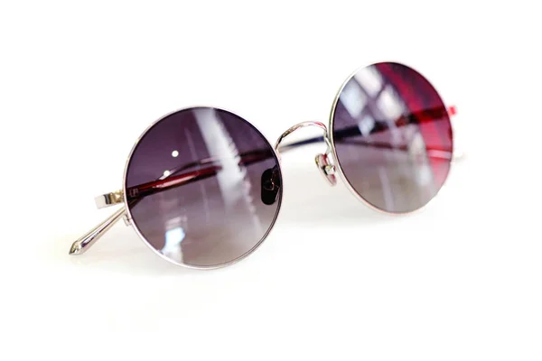 Elegantes gafas de sol para mujer sobre fondo blanco —  Fotos de Stock
