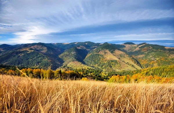 Piękny jesienny krajobraz w górach i błękitne niebo z chmurami — Zdjęcie stockowe