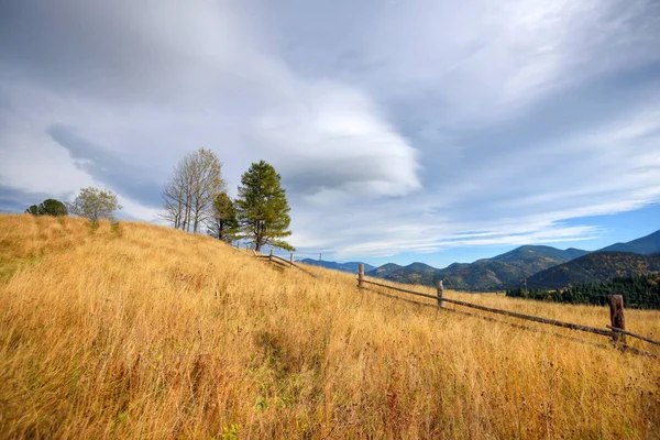 Beau paysage d'automne en montagne et ciel bleu avec nuages — Photo