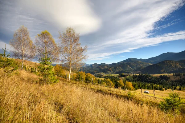 山の中の美しい秋の風景と雲と青空 — ストック写真