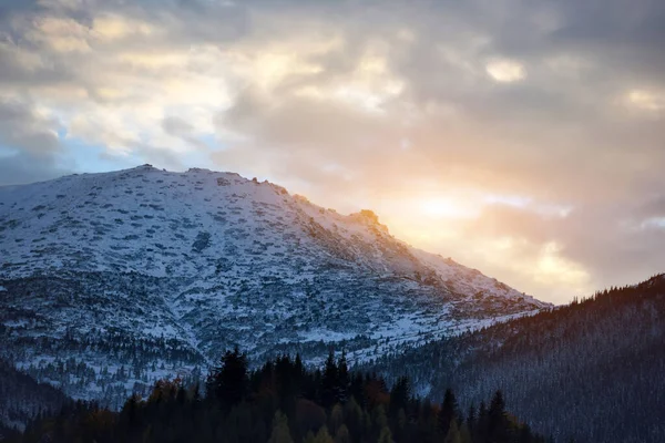 Ηλιοβασίλεμα στα βουνά. Φθινόπωρο βράδυ τοπίο με χιονισμένο μου — Φωτογραφία Αρχείου
