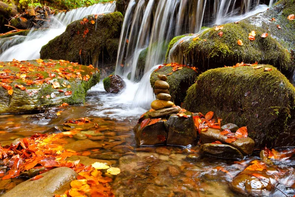 Beautiful landscape with a waterfall in the autumn forest — Stock Photo, Image