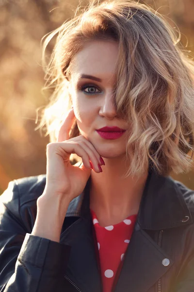 Portret mooie jonge blonde vrouw buiten — Stockfoto