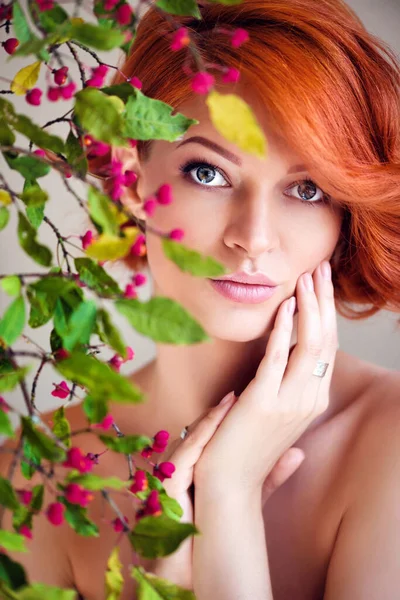 Close-up portret van jonge mooie roodharige vrouw — Stockfoto