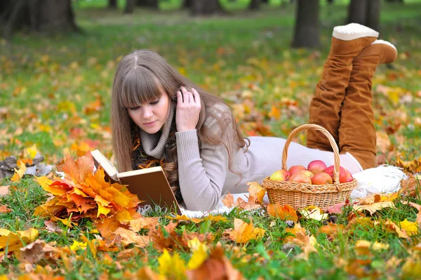 秋の公園でリラックスした若い女性 — ストック写真