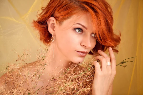 Retrato de jovem bela mulher ruiva — Fotografia de Stock