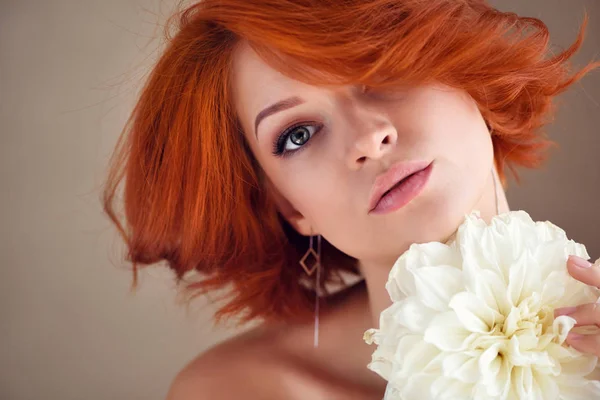 Portrait de jeune belle femme rousse à fleur blanche — Photo