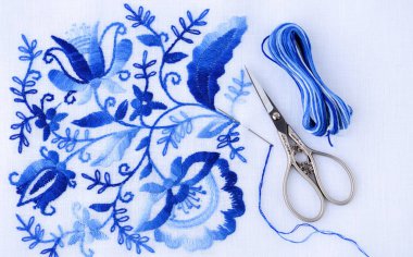 Nakış, makas, dikiş iğnesi ve iplik.. 