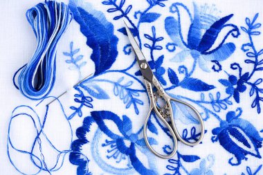 Nakış, makas, dikiş iğnesi ve iplik.. 