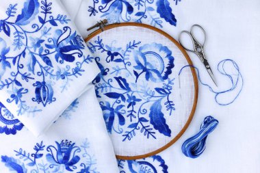 Nakış çember ile kumaş, dikiş iğne ve iplik, üstten görünüm.