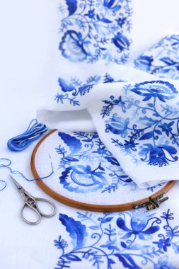 İşlemeli halka kumaş, dikiş iğnesi ve iplik.. 